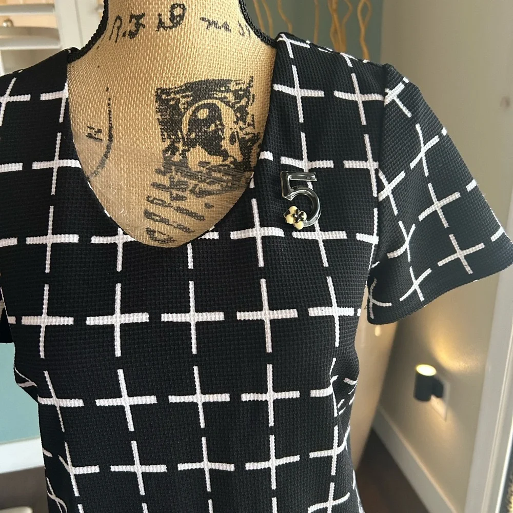 Romeo & Juliet Couture Black and White Grid Shift Dress - Picture 2 of 4